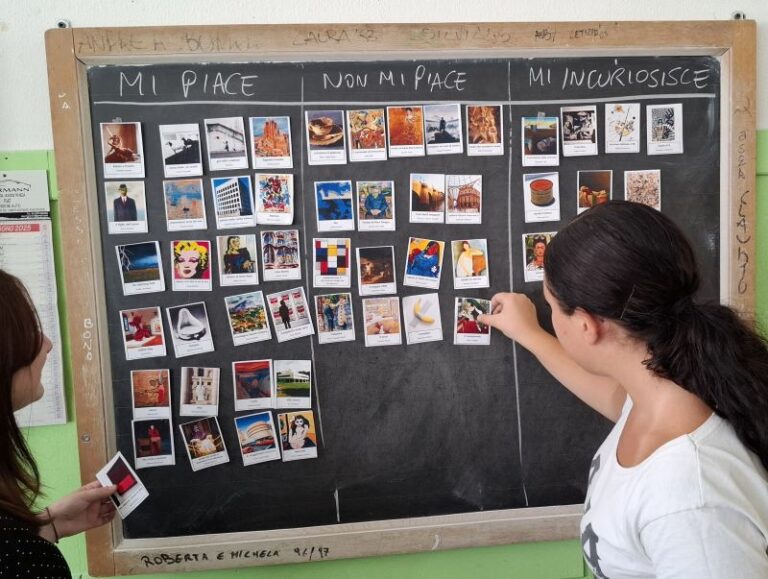 gioco didattico per la terza media. Come introdurre il programma di arte e immagine in terza media partendo dall'arte contemporanea. ragazzi che usano le card di un gioco didattico di arte affiggendole alla lavagna