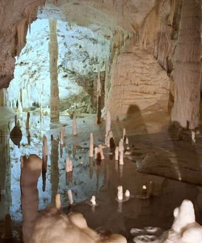 le grotte di frasassi, immagine fotografica dell'interno. grotta delle candeline