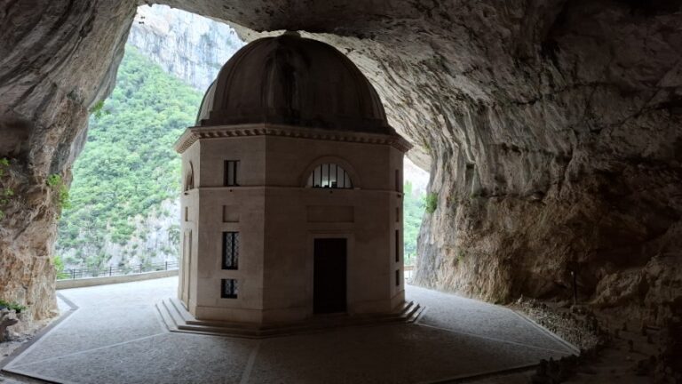 il tempio di valadier a frasassi, un esempio di architettura neoclassica in transizione verso il romanticismo