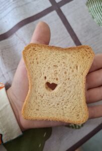 esempio di foto con pareidolia per gara di pareidolia - esercizio creativo per la prima media, compito per le vacanze di natale